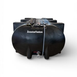 En stor svart cylindrisk tank märkt AgroMobil 9000 liter, med rundade ändar och påmonterade rör, visas mot en vit bakgrund.