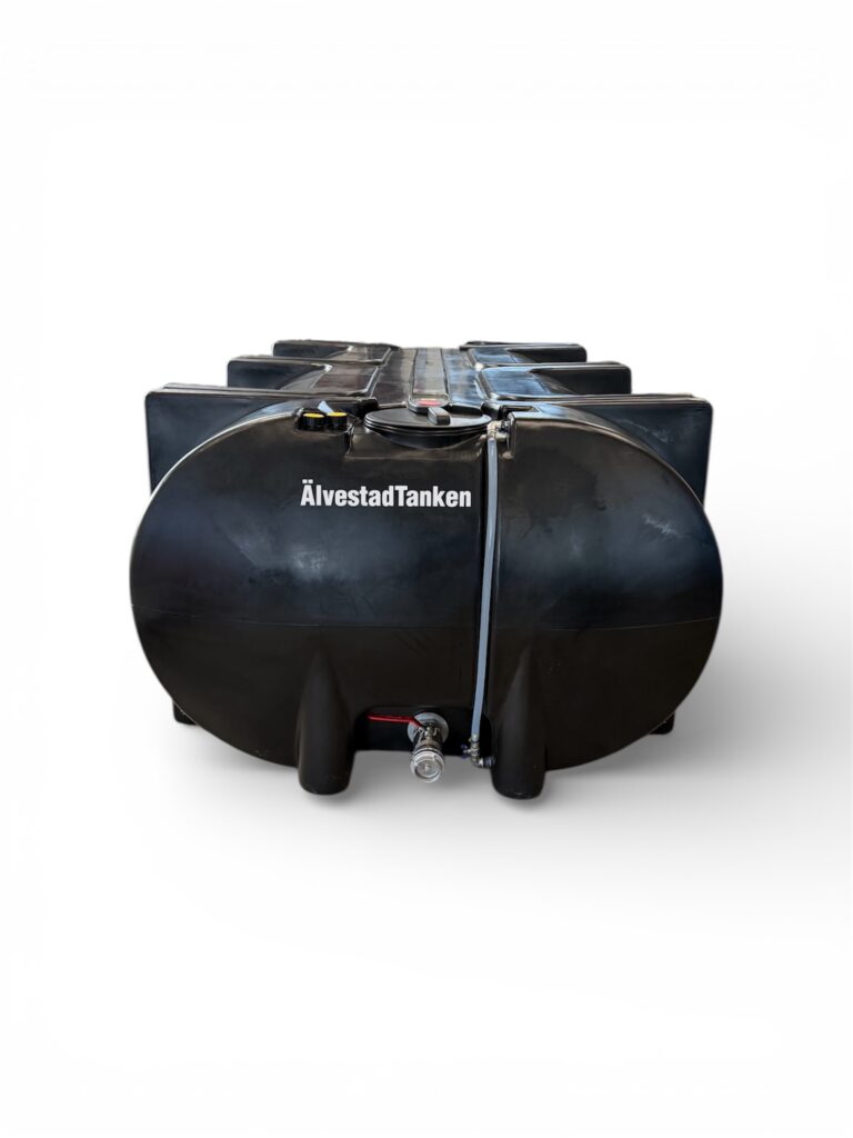 En stor svart cylindrisk tank märkt AgroMobil 9000 liter, med rundade ändar och påmonterade rör, visas mot en vit bakgrund.