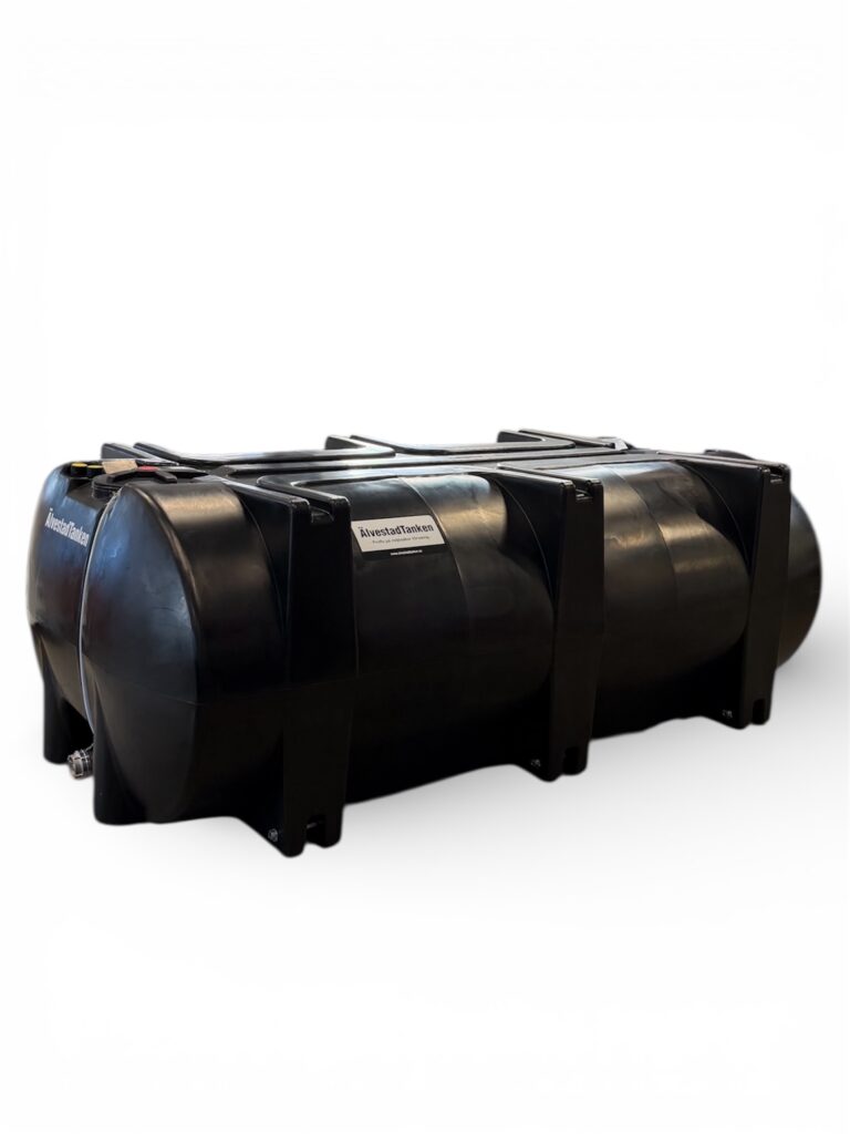 AgroMobil 9000 liter är en stor svart horisontell cylindrisk lagringstank med förstärkta stöd och en sidoetikett, som visas på en vit bakgrund.