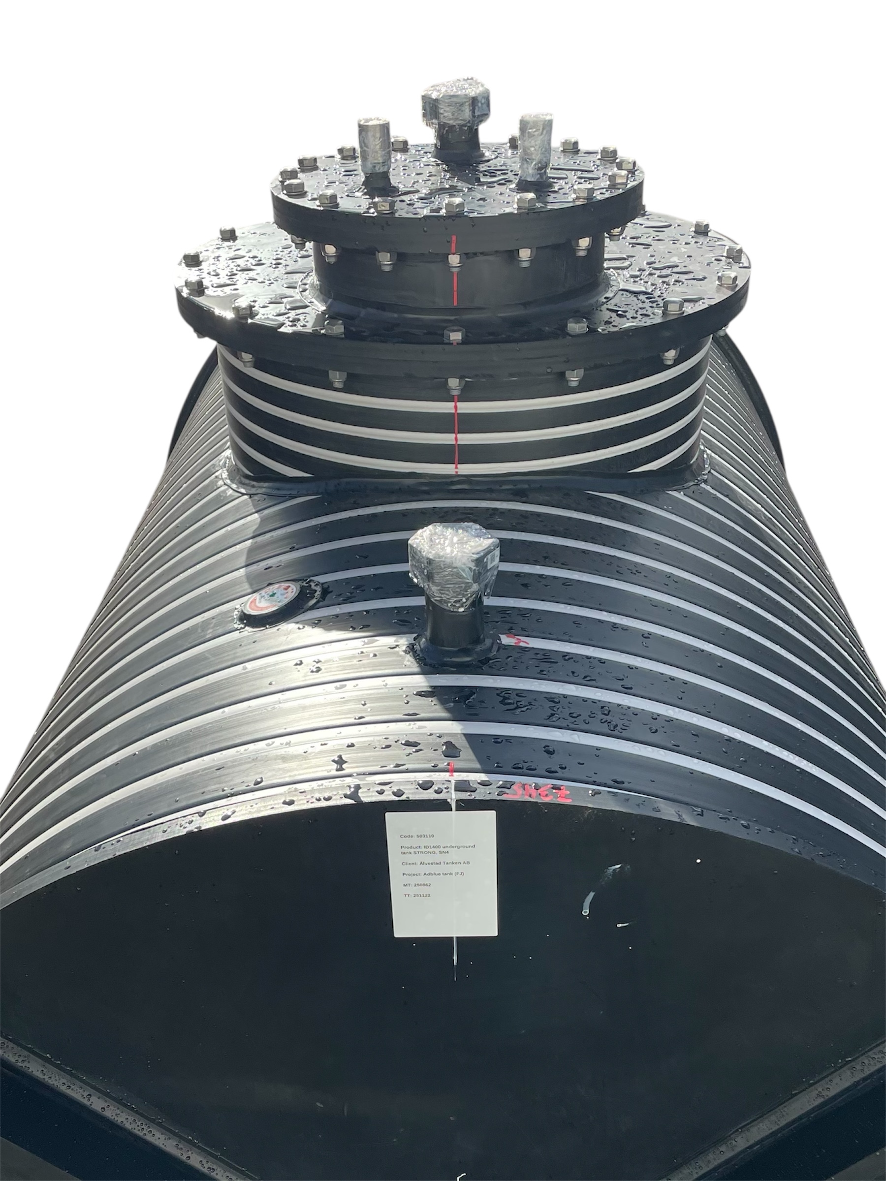 En stor svart cylindrisk AdBlue-underjordstank i PEHD med räfflade sidor och flera förslutna öppningar på toppen står mot en vit bakgrund. En etikett och röda markeringar är synliga på tankens sida.