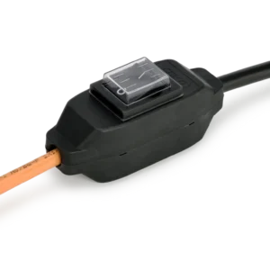 Närbild på en Cemo strömbrytare 16A 250V svart elbrytare med orange och svarta kablar kopplade till en sladd, monterad på en vit yta - typiskt för Dränkbar-pumpar.