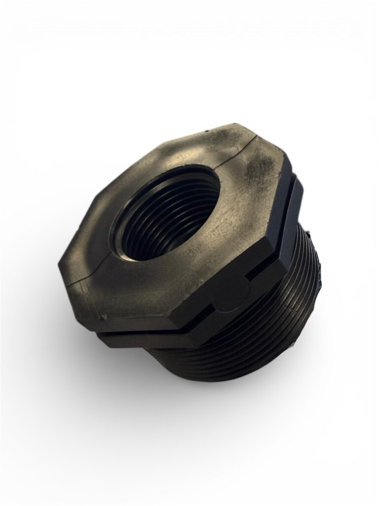 En svart sexkantig gängad adapter eller koppling av plast, mot en vit bakgrund.