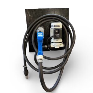 AdBlue-pumpkit 230V med väggfäste har ett blått munstycke, svarta spiralslangar och en elmotor på en svart rektangulär panel, allt mot en vit bakgrund.