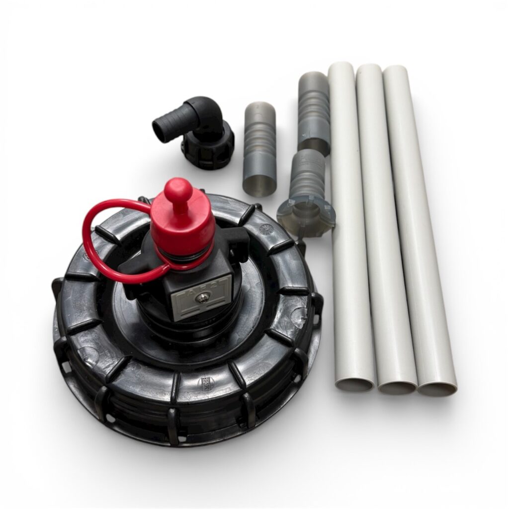 En svart och röd rund pump med tillhörande elbox, plastkrök, grå kopplingar, tre grå PVC-rör och ett sugrör med IBC-lås för adbluepump är placerade på en vit bakgrund.