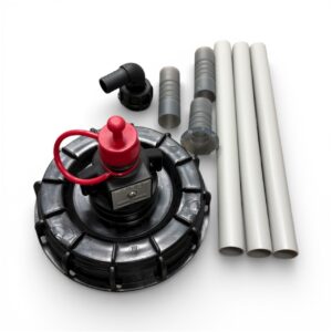 En svart och röd rund pump med tillhörande elbox, plastkrök, grå kopplingar, tre grå PVC-rör och ett sugrör med IBC-lås för adbluepump är placerade på en vit bakgrund.