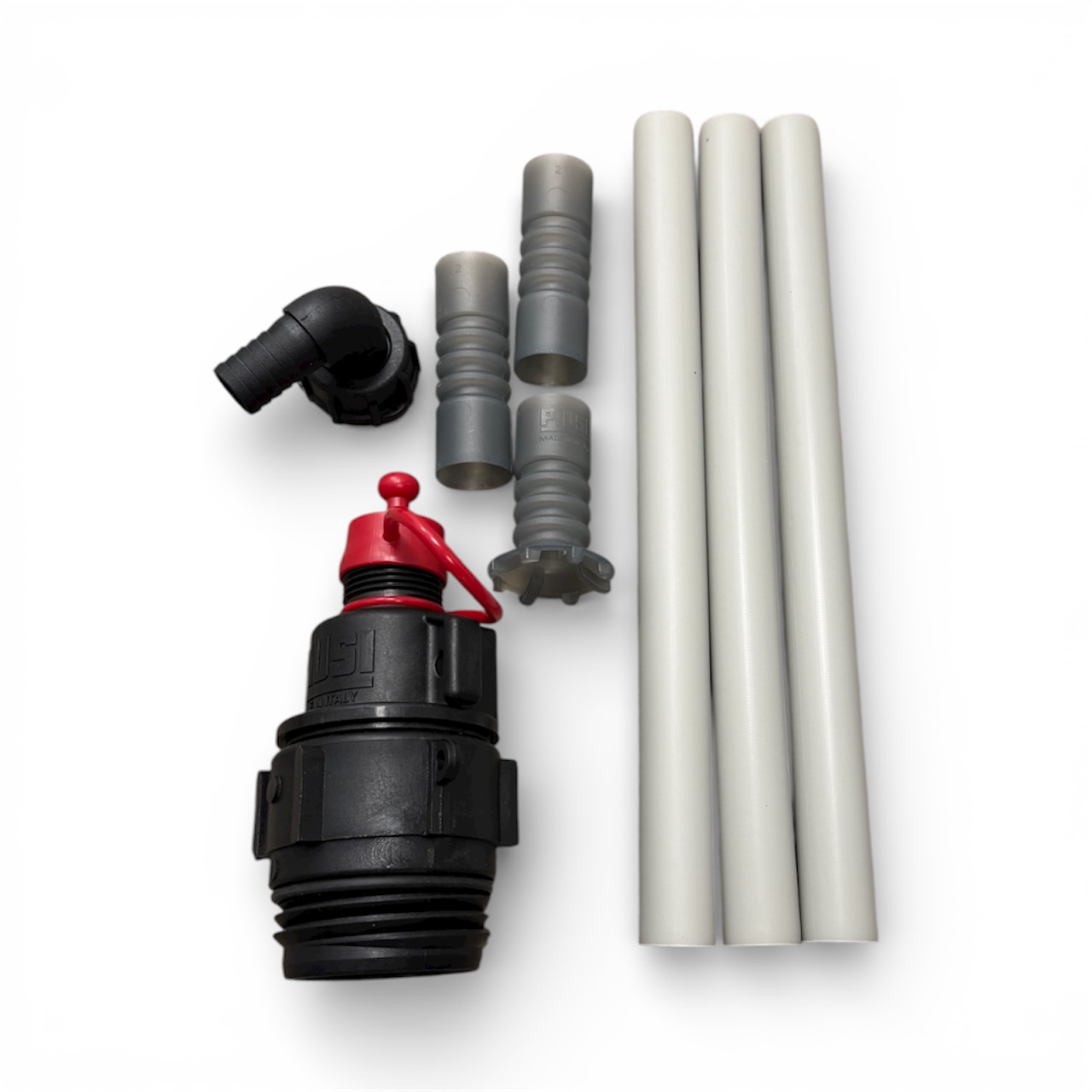 En uppsättning VVS-delar mot en vit bakgrund, inklusive Sugrör med IBC-lås för adbluepump (kopia) med rött lock, en armbågsförband, tre grå kopplingar och tre vita plaströr.