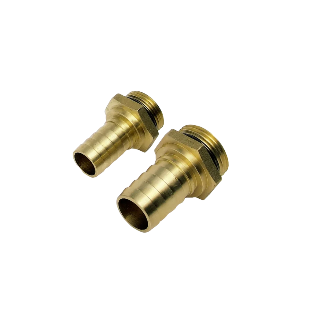 Två mässingskopplingar med gängade ändar - en Slangfäste 3/4" BSP - 25mm slang och en Slangfäste 1″ BSP - visas sida vid sida mot en svart bakgrund, med den ena kopplingen något större än den andra.