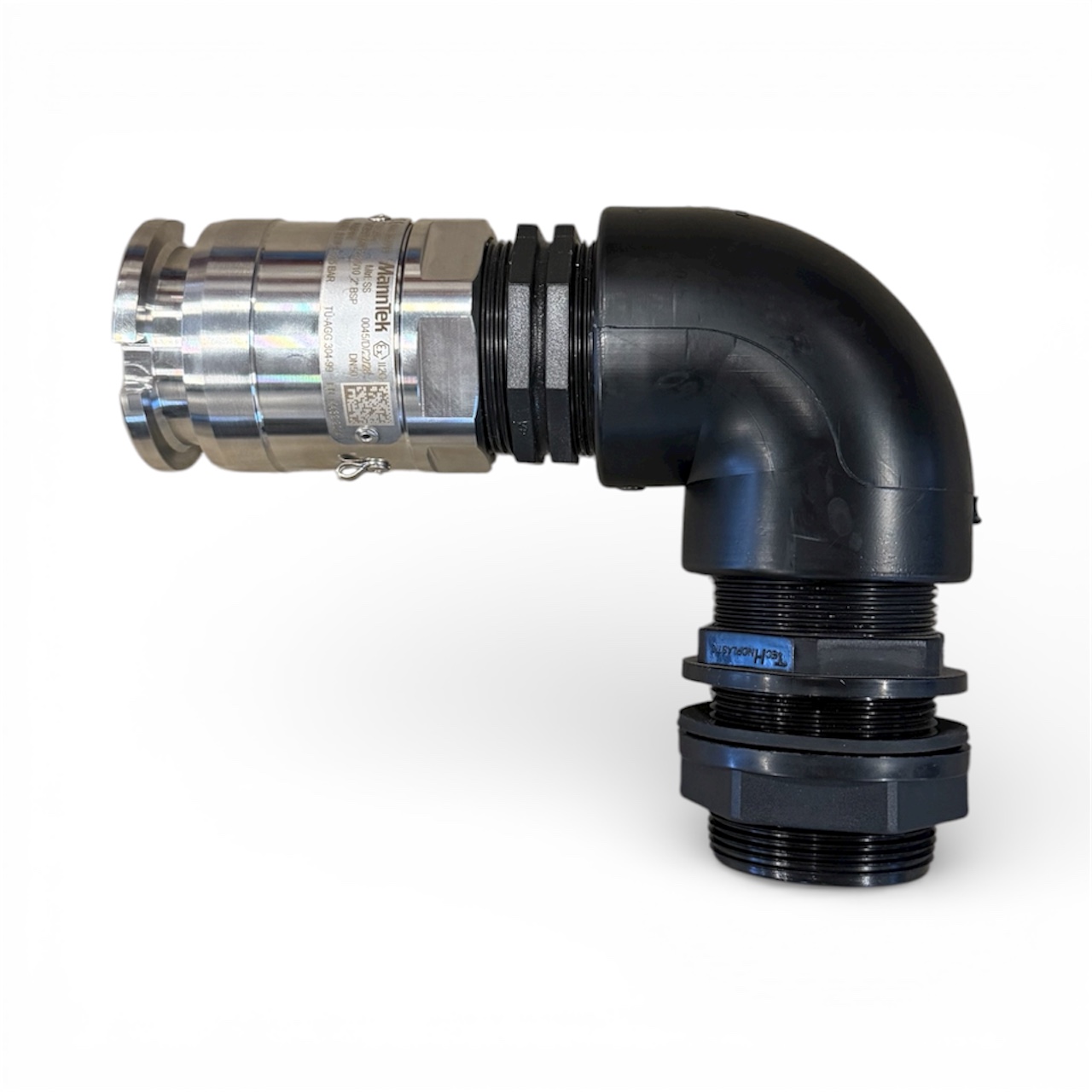 TODO tankbilskoppling är en rätvinklig industriell rörkoppling med en rostri metallkoppling i ena änden och en svart plastgängad vinkelkoppling i den andra, mot en vit bakgrund.