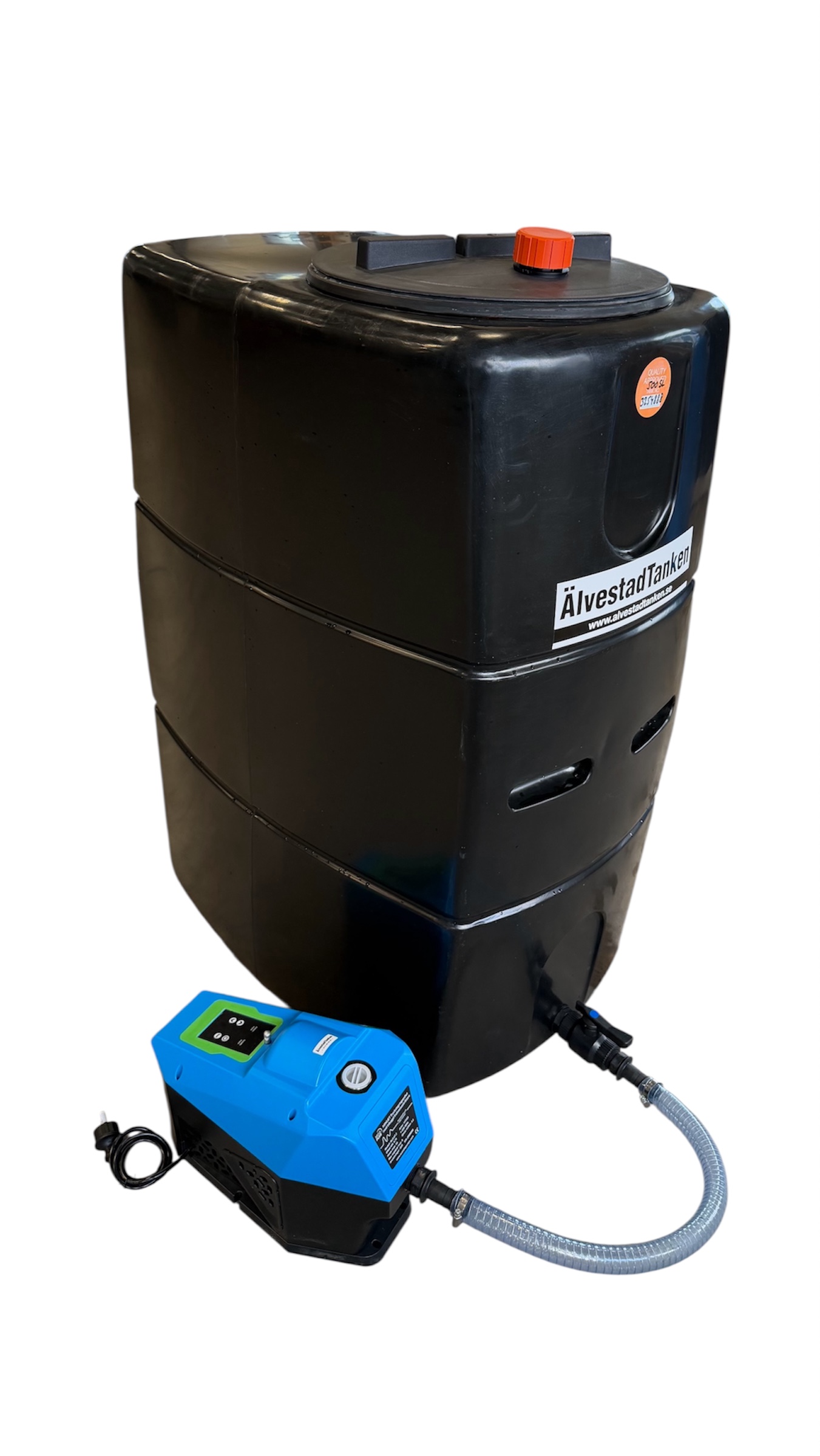 En stor svart plasttank märkt AvestadTanker visas med en blå elektronisk pump fäst i botten via en flexibel slang. Tanken har ett runt orange lock på toppen och är placerad mot en vit bakgrund.