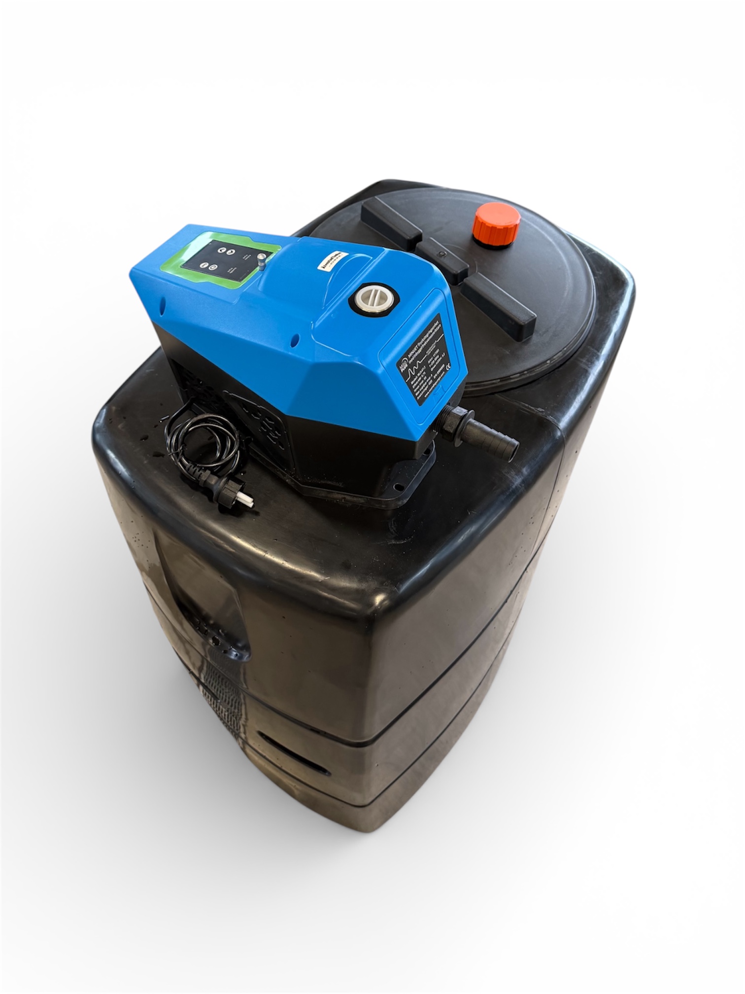 En stor svart plastbehållare med runt lock, med en ljusblå digital kontrollenhet och en ansluten nätsladd på toppen, mot en vit bakgrund.