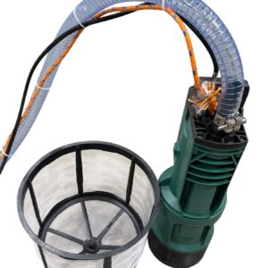 Komplett Regnvattenkit (kopia) innehåller en grön vattenpump med en svartkantad nätfilterkorg och en ansluten genomskinlig flexibel slang, mot en vit bakgrund.