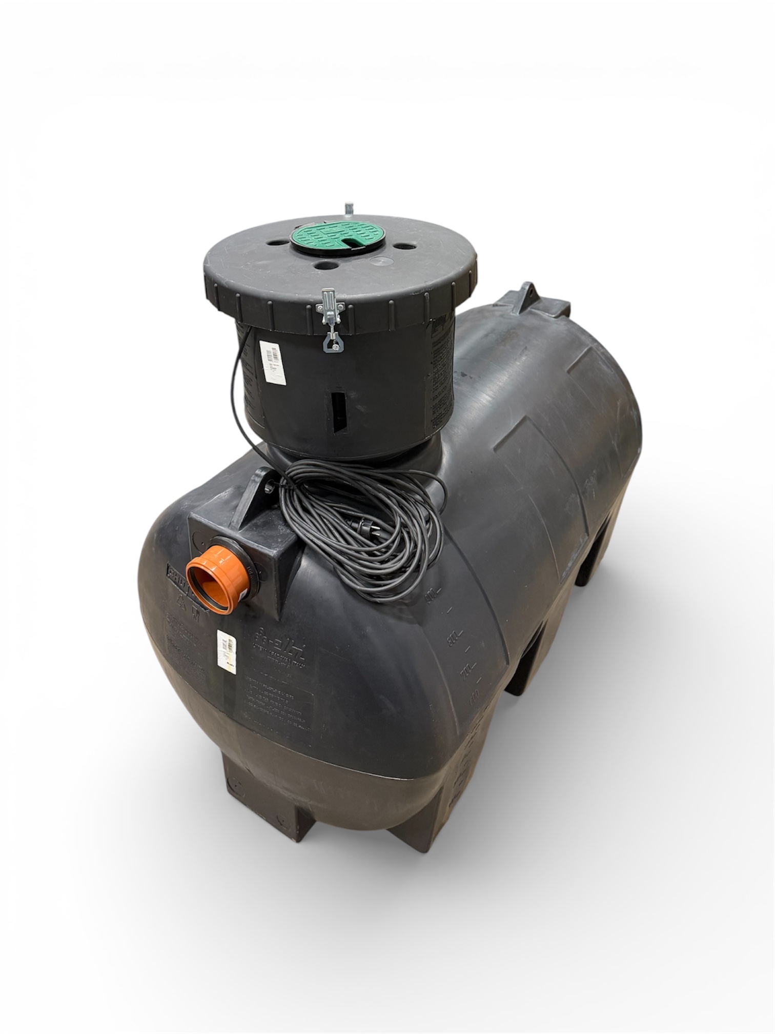 En stor septiktank i svart plast med en cylindrisk topplucka, orange inloppsrör och spiralkablar visas bredvid Komplett Regnvattenkit (kopia), allt mot en vit bakgrund.