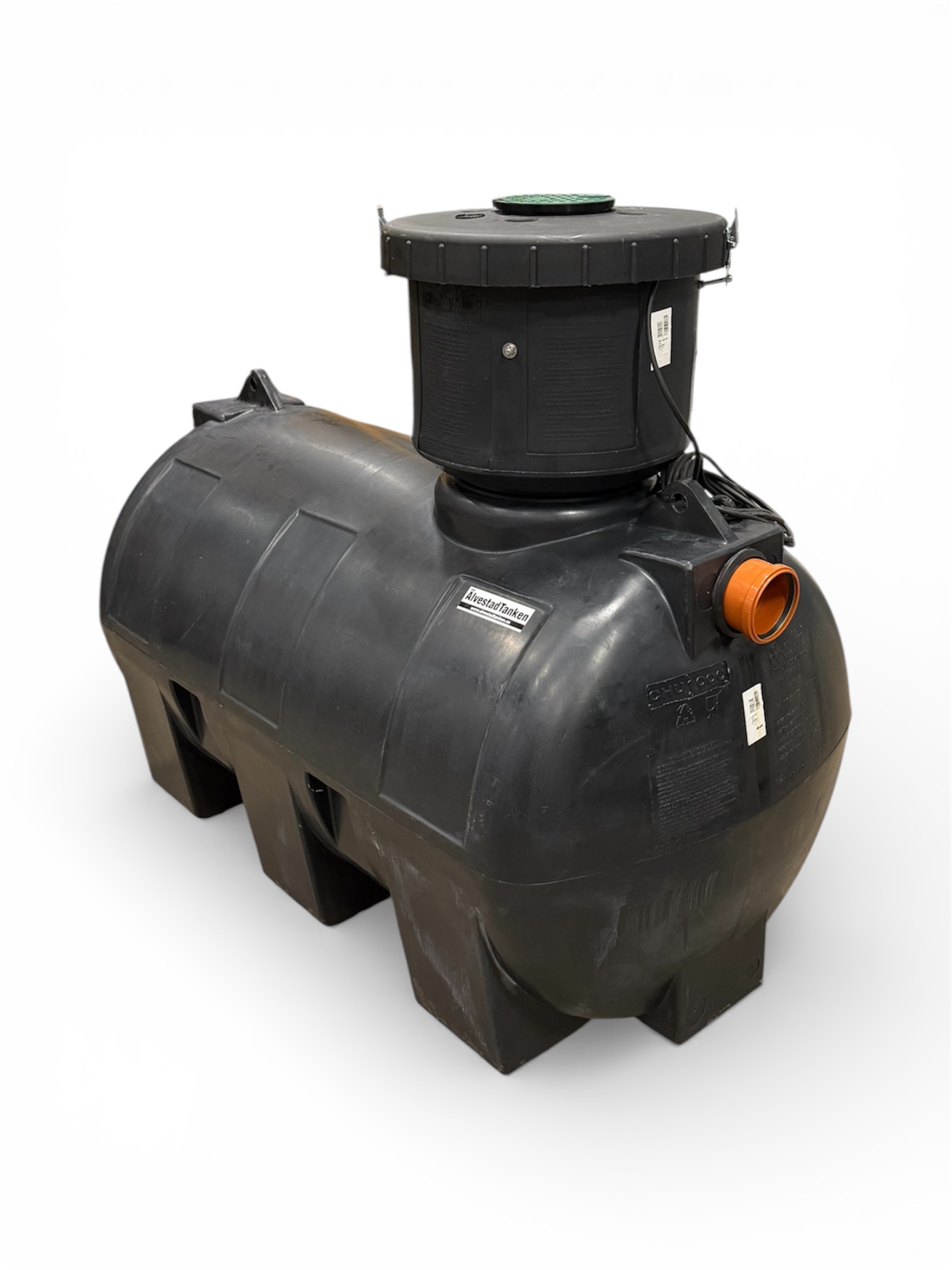 En stor svart underjordisk plasttank med cylindriskt tillträdesschakt och orange inloppsrör för vatten- eller avfallslagring, mot vit bakgrund - perfekt som en del av Komplett Regnvattenkit (kopia).