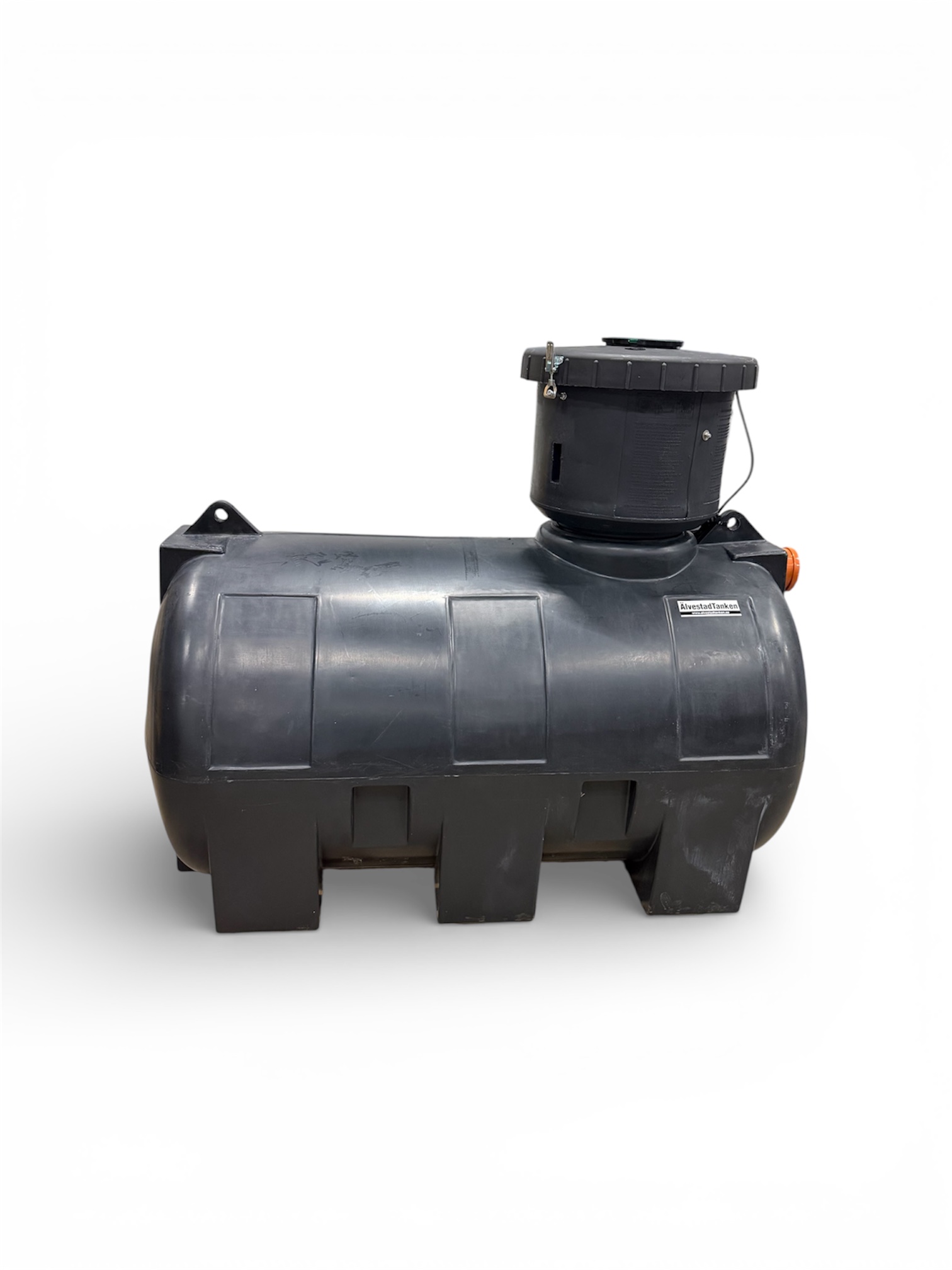 En stor svart horisontell septiktank i plast med en cylindrisk åtkomstport och orange inlopp, kompatibel med Komplett Regnvattenkit (kopia), mot en vit bakgrund.