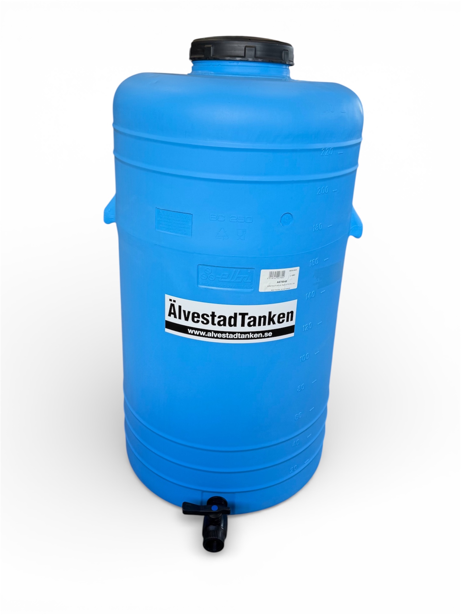 En stor blå vattentank i plast med svart lock och en tappkran i botten. Tanken har mätmarkeringar på sidan och en etikett med texten ÄlvestadTanken.