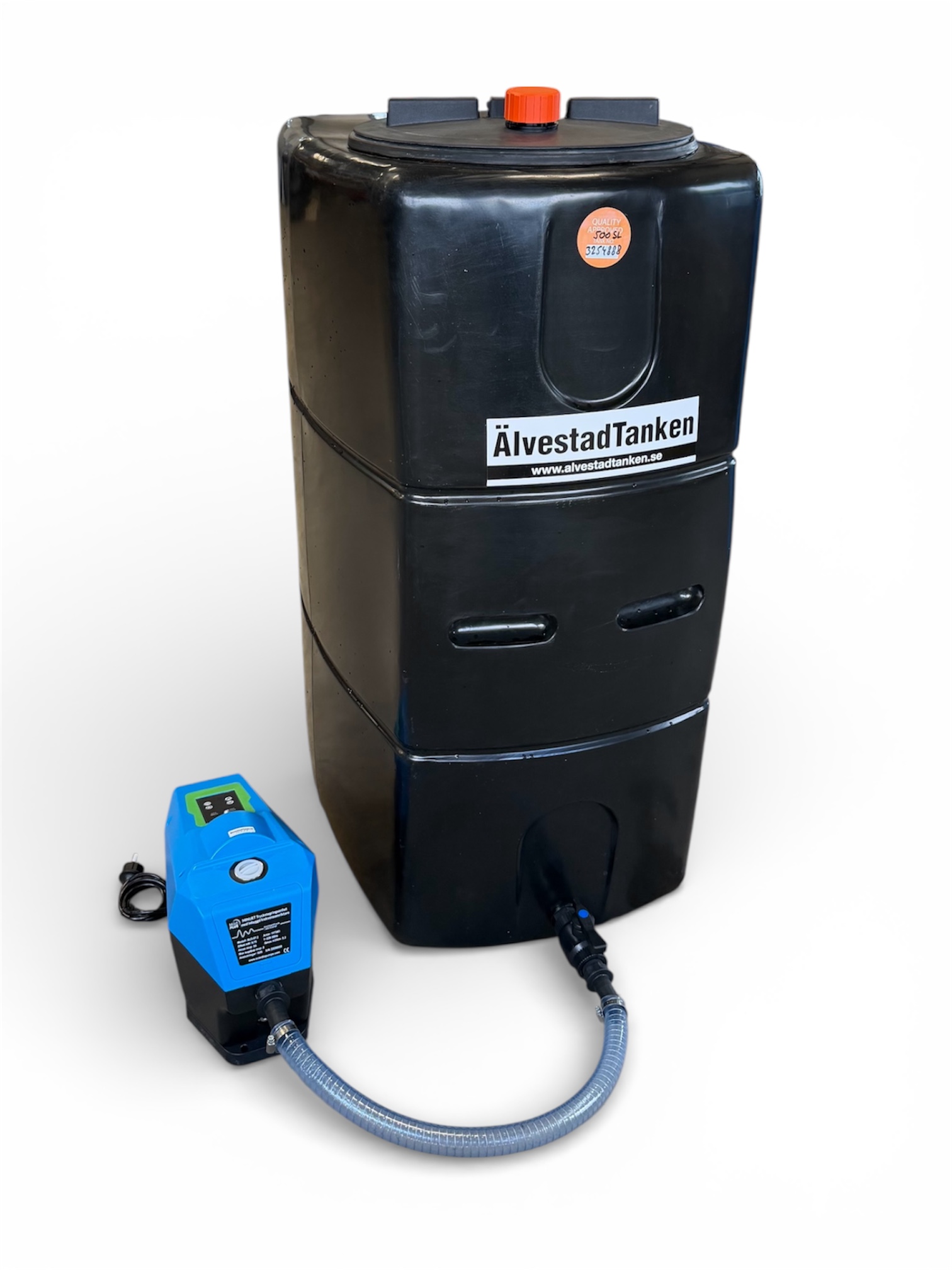 En stor svart plasttank märkt ÄlvestadTanken med ett rött lock på toppen, ansluten i botten till en blå elektrisk pump via en flexibel slang, allt mot en vit bakgrund.