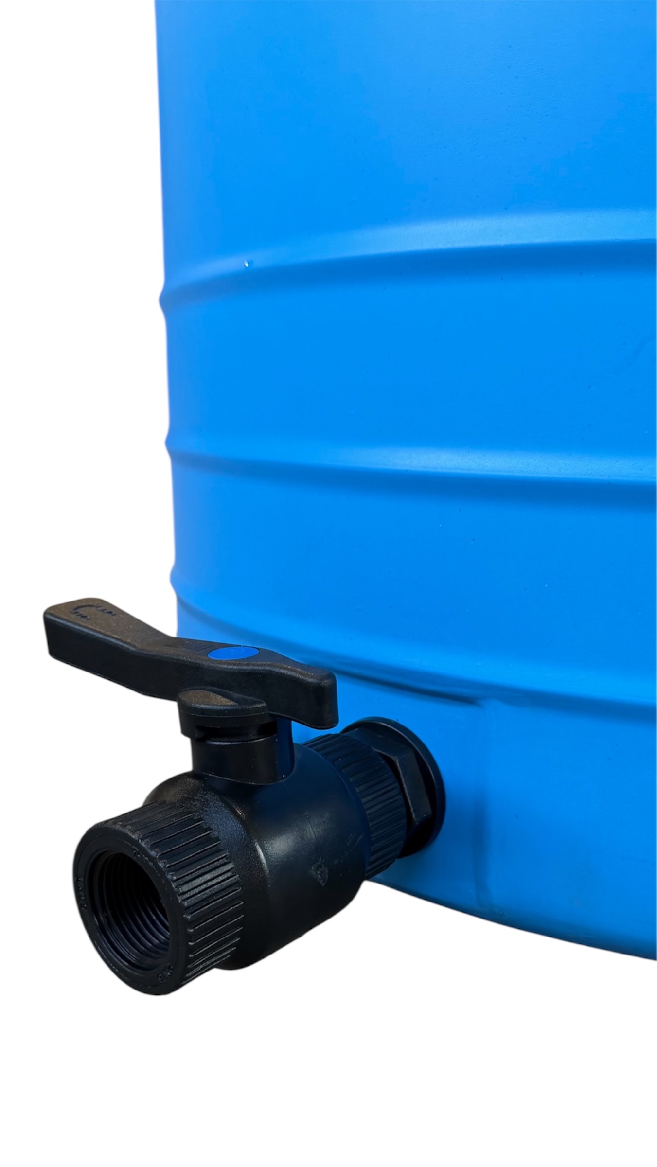Närbild av en blå plasttunna med en svart tappventil fäst nära botten, som används för att kontrollera vätskeflödet från behållaren.