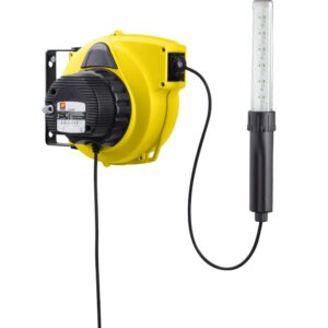 Automatisk kabelvinda 15m 12/24V med LED-lampa har en gul upprullningsbar rulle med en svart strömkabel och en ansluten handhållen LED-arbetslampa, allt mot en vit bakgrund.