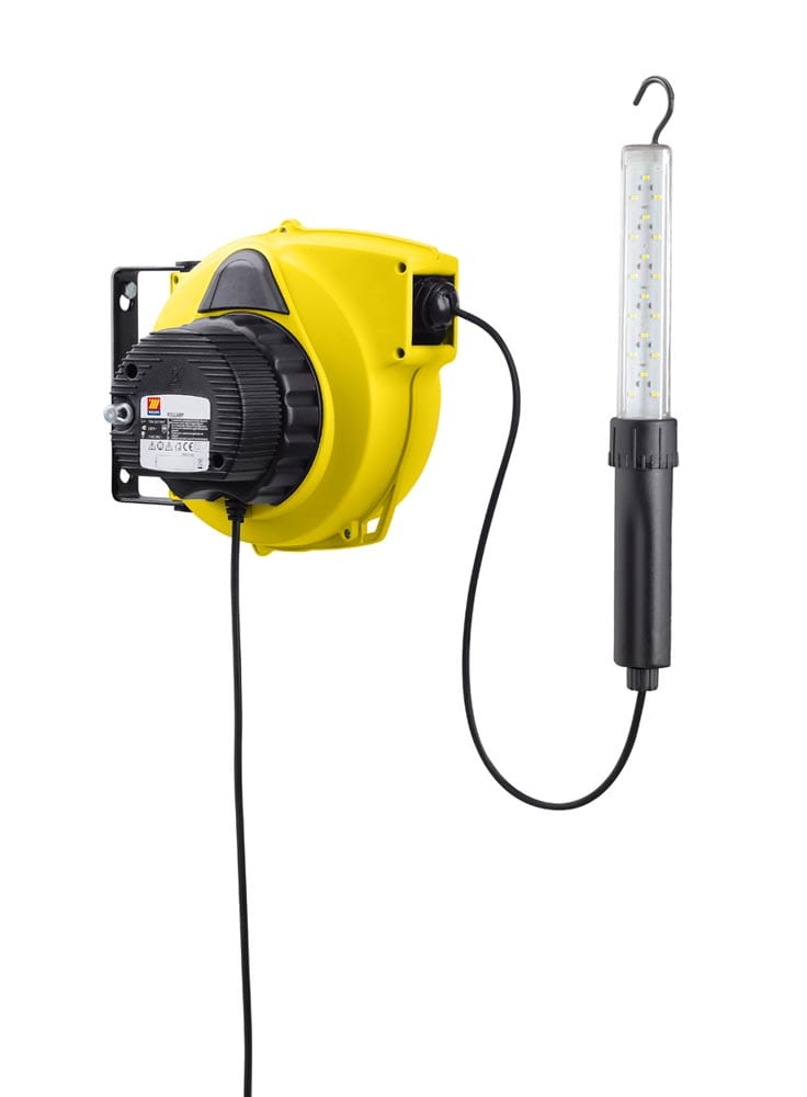 Automatisk kabelvinda 15m 12/24V med LED-lampa har en gul upprullningsbar rulle med en svart strömkabel och en ansluten handhållen LED-arbetslampa, allt mot en vit bakgrund.