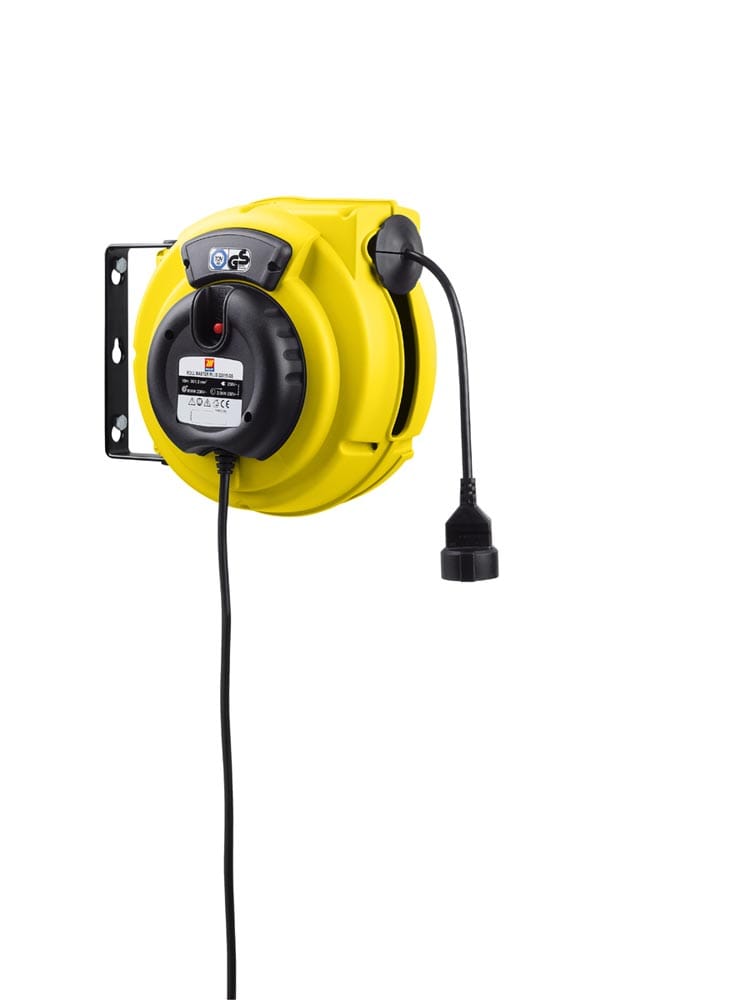 Automatisk kabelvinda 15 m 230V - MECLUBE ES-275 är en gul upprullningsbar förlängningssladd med svart nätsladd och stickpropp, monterad på ett metallfäste, mot en vit bakgrund.