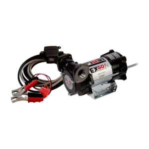 EXGO bränslepump 230V är en kompakt, cylindrisk elektrisk bränslepump med anslutna kablar och krokodilklämmor, idealisk för bekväm tankning av fordon eller utrustning.