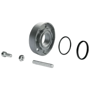 Satsen Flänskit 1" BSP Piusi (2st) innehåller mekaniska delar av metall - ett cylindriskt lagerhus, två bultar, en mutter och två cirkulära ringar - som visas på en vanlig, transparent bakgrund.