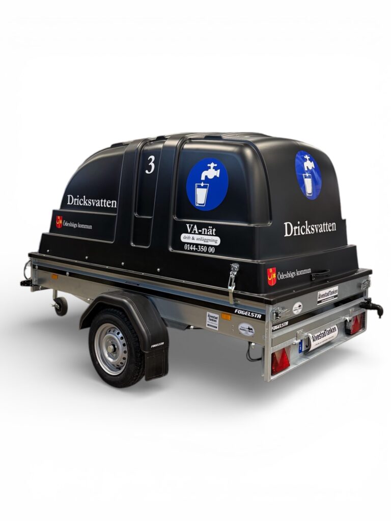 Nödvattensläp med texten ”Dricksvatten” och blå vattensymboler på sidorna, som används för transport av dricksvatten.