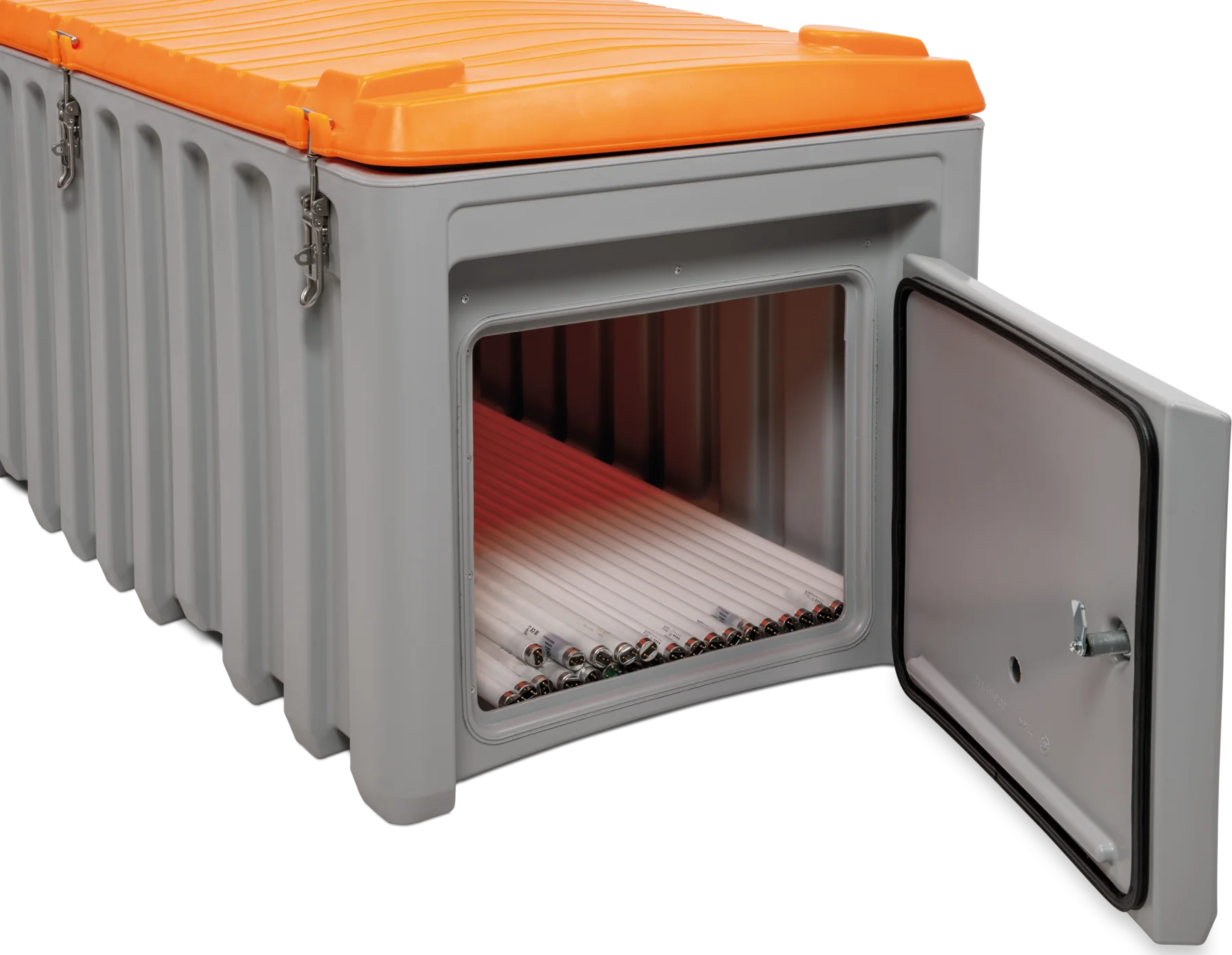 Förvaringslådan CEMbox 750 liter med sidodörr, i grått och orange, visas med sidodörren öppen så att man kan se flera lysrör som är staplade inuti.
