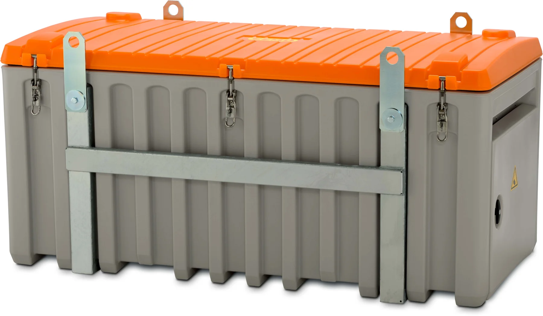 En rymlig, grå förvaringslåda av typen CEMbox på 750 liter med ett orange lock, försedd med fyra metallspärrar och två horisontella metallstänger för ökad säkerhet. Lådan har handtag, förstärkta hörn för ökad hållbarhet, lyftöglor och en sidodörr.