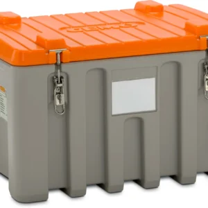 En robust kylbox i grått och orange med metallspärrar, ett plant lock och en vit rektangulär etikett på framsidan. Kylboxen har handtag på båda sidor och står på en vit bakgrund.