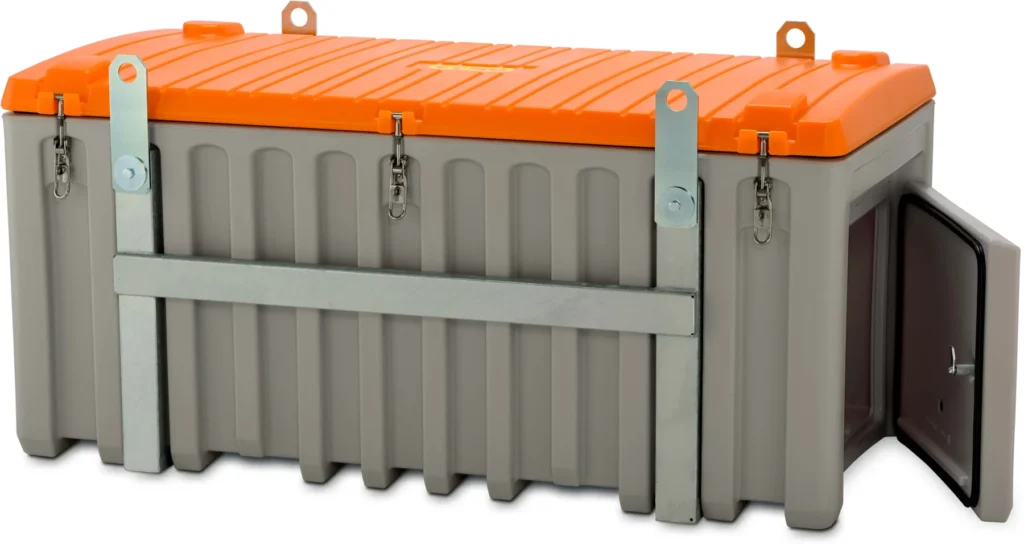 En rymlig, rektangulär grå CEMbox-förvaringslåda på 750 liter med ett orange lock är försedd med metallspärrar, lås på framsidan och robusta lyftöglor. Sidodörren är öppen och avslöjar det ihåliga inre. Lådan har vertikala räfflor och metallhandtag på ovansidan.