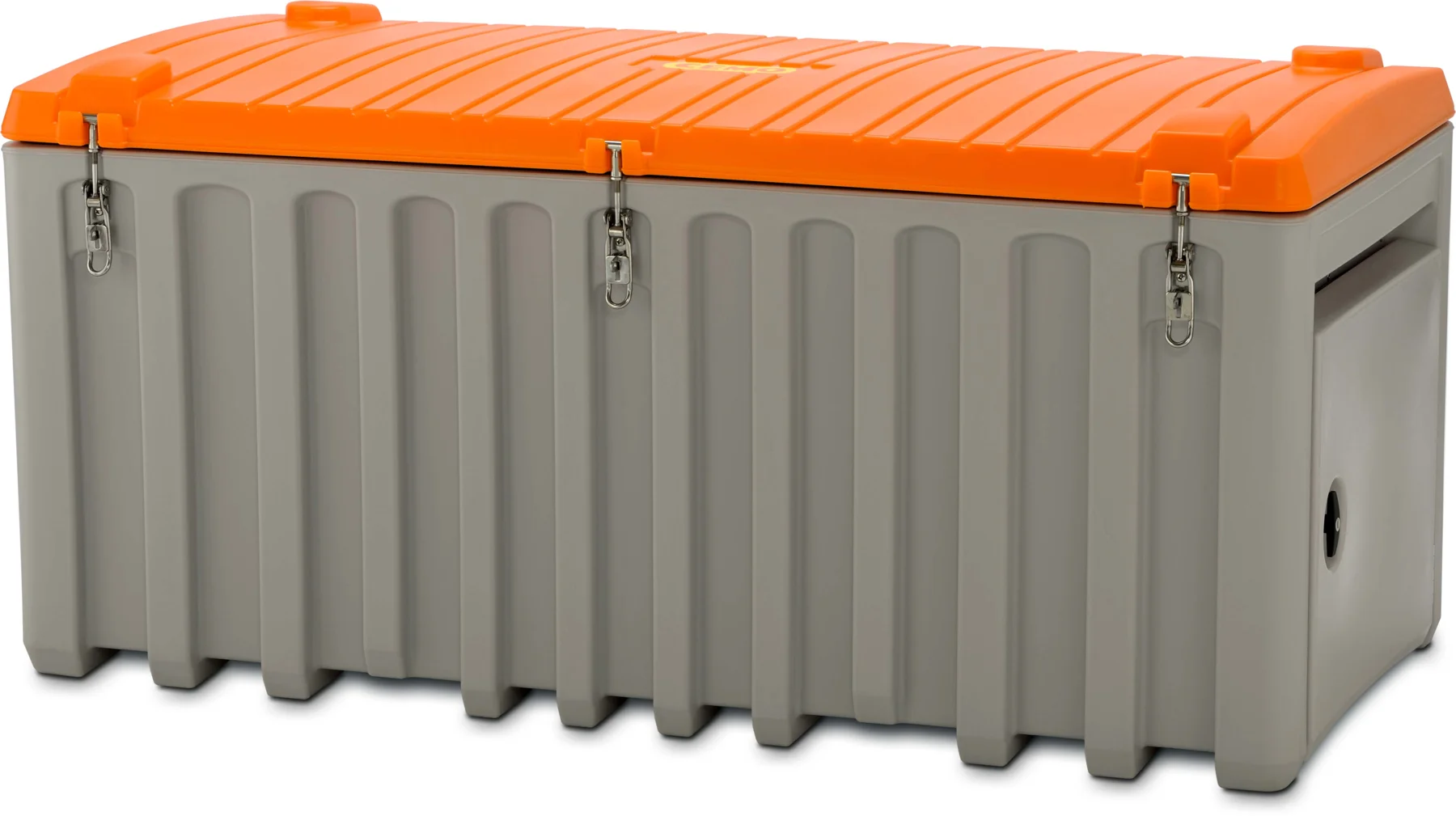 En stor rektangulär förvaringslåda, Förvaringslåda CEMbox 750 liter med sidodörr, har en grå kropp och ett orange lock som hålls på plats av tre metallspärrar på framsidan. Lådan har en ribbad design och är försedd med ett handtag på sidan.