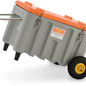 Förvaringslådan CEMbox Offroad 150 liter med terränghjul är en stor förvaringslåda i plast i grått och orange, utrustad med två svarta terränghjul, ett handtag för enkel transport och metallspärrar. Den visas lutad för att visa rörligheten, med en etikett på sidan där det står ”CEMO für sicheres Lagern”.