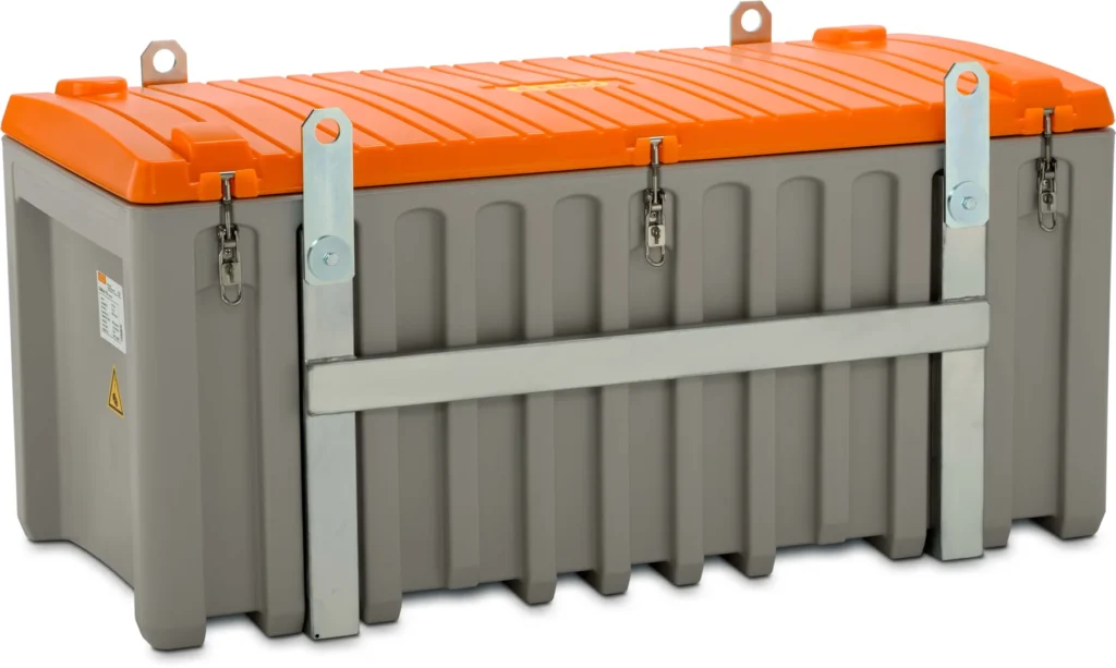 En stor grå och orange förvaringslåda av typen CEMbox med lyftöglor (250–750 liter) med ribbad konstruktion, låsstänger av metall och två hänglås som säkrar framsidan. Lådan är försedd med robusta lyfthandtag på locket och har varningsetiketter på sidan.