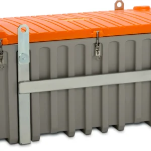 En stor grå och orange förvaringslåda av typen CEMbox med lyftöglor (250–750 liter) med ribbad konstruktion, låsstänger av metall och två hänglås som säkrar framsidan. Lådan är försedd med robusta lyfthandtag på locket och har varningsetiketter på sidan.