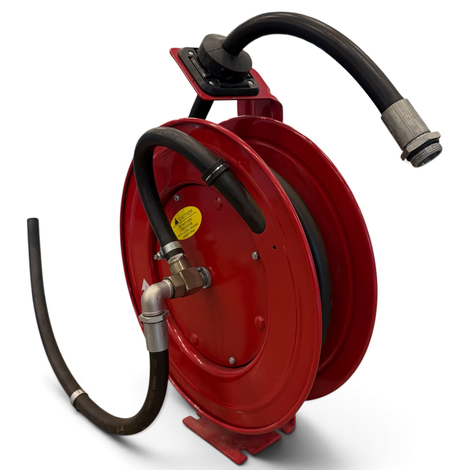 Reelcrafts slangvinda 6 m för diesel/vatten – 3/4” slang är en röd industriell slangvinda med en svart 6 meter lång slang upprullad runt den och försedd med metallkopplingar i båda ändarna. Vindan är monterad på ett matchande rött stativ och visas mot en enfärgad vit bakgrund.