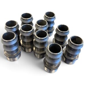 Tio Slangsockel-kopplingar (25 mm x 1”) (10-pack) i svart metall är placerade upprätt på en vit yta i tre löst ordnade rader; varje koppling har räfflade partier och gängade ändar.