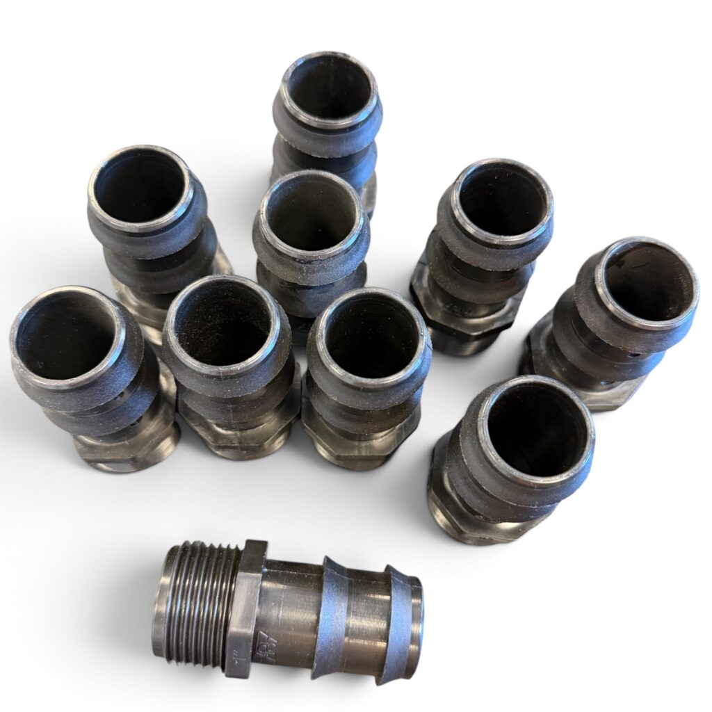 Tio Slangsockel 20 mm x 3/4” med utvändig gänga är placerade upprätt i en grupp, med en ytterligare koppling som ligger horisontellt framför dem, alla mot en vit bakgrund.