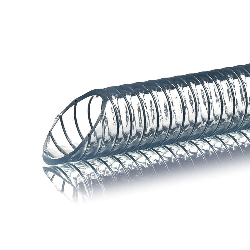 En Vattenslang Metalflex-slang, godkänd för livsmedelsbruk, tillverkad av genomskinlig, flexibel plast med en synlig spiralförstärkning, ligger på en reflekterande vit yta.