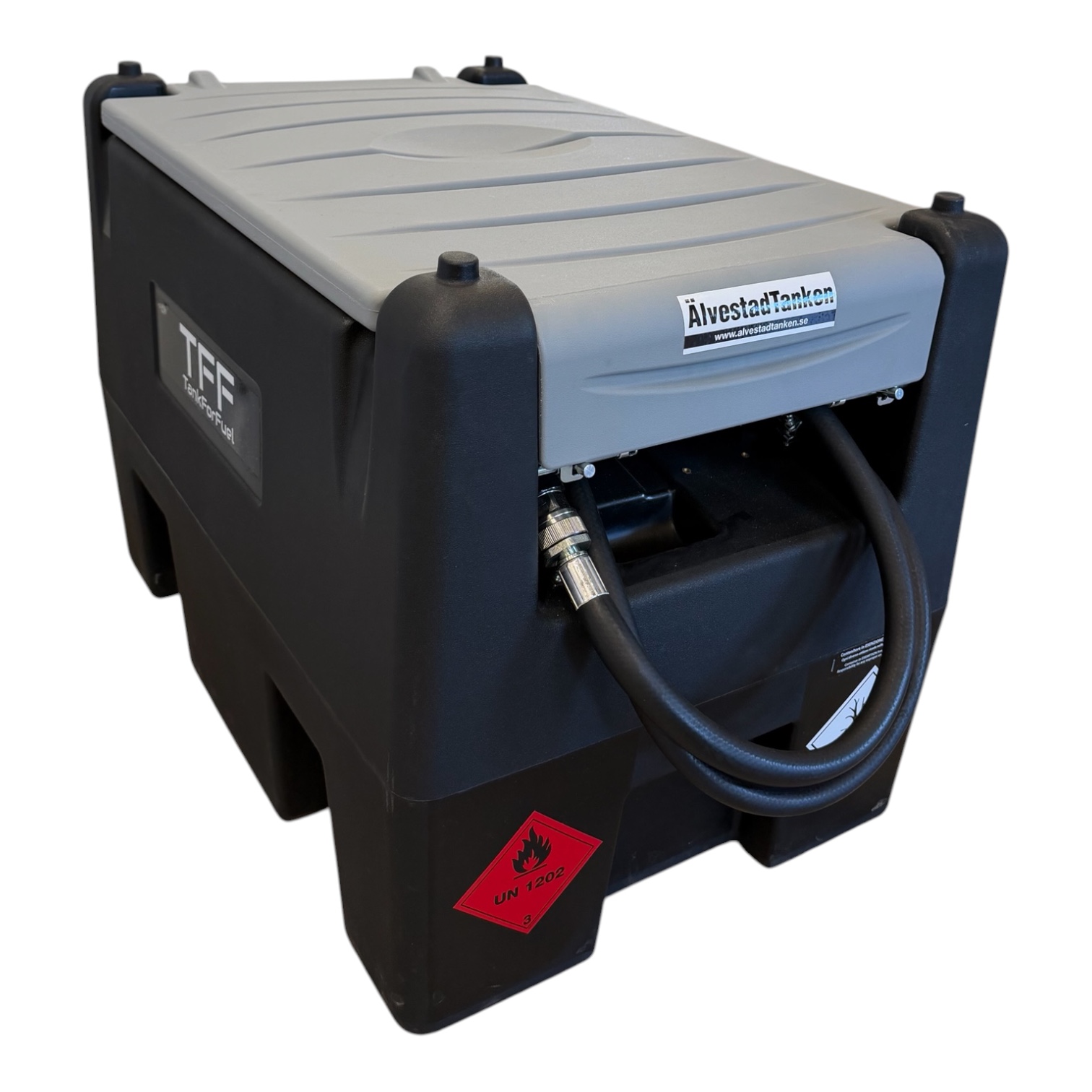 En svart, bärbar bränsletank av typen Carrytank Diesel 220L med ett grått lock, en utmatningsslang och en röd varningsetikett för brandfarlig vätska.