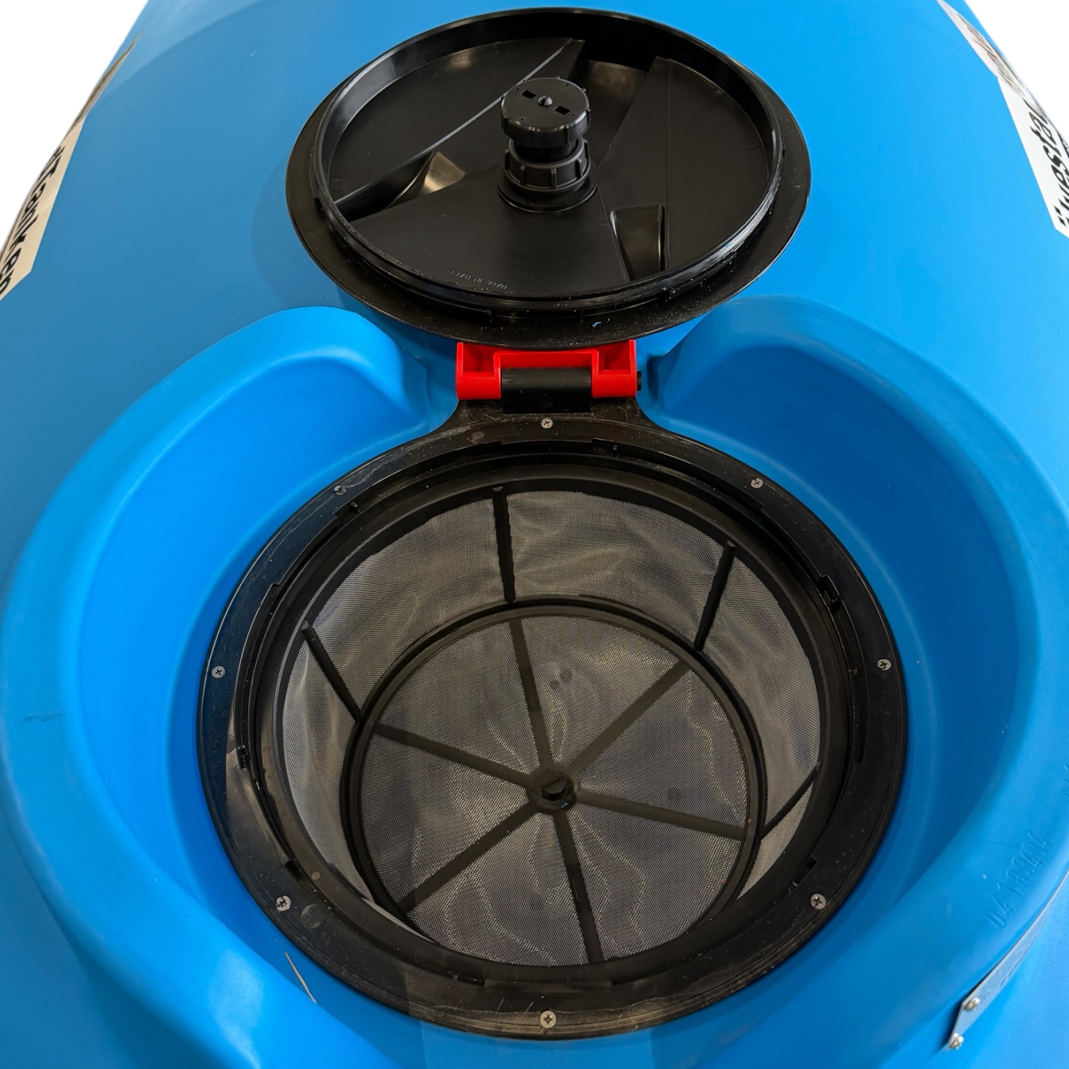 Blue Aquabank TankMaster – livsmedelsgodkänd lagringstank på 6 000 liter med ett öppet, runt lock och en inbyggd filterkorg av nät.