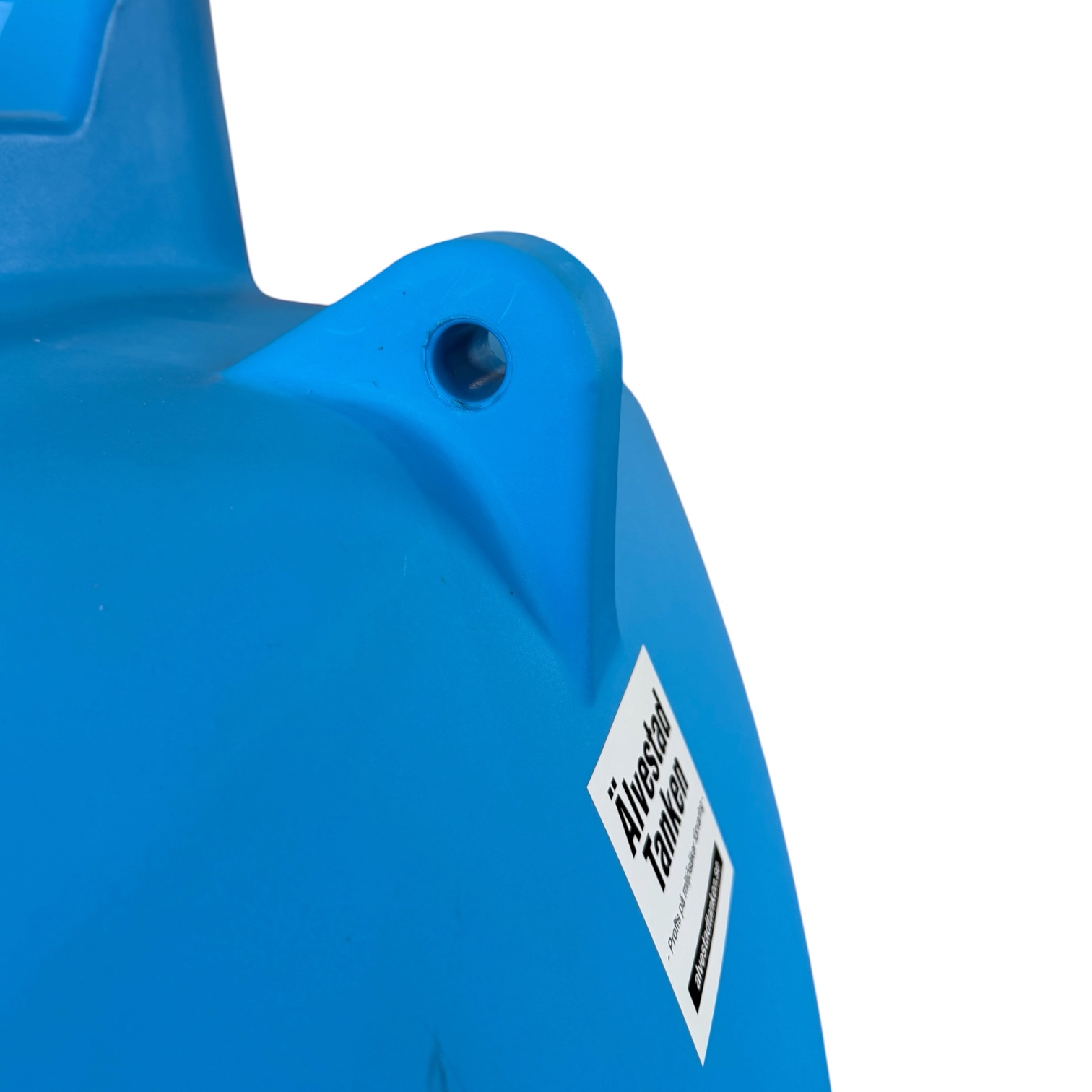 Närbild på en blå Aquabank TankMaster-plasttank på 6 000 liter, godkänd för livsmedel, med en lyftögla och en etikett med texten Älvestad Tanken.