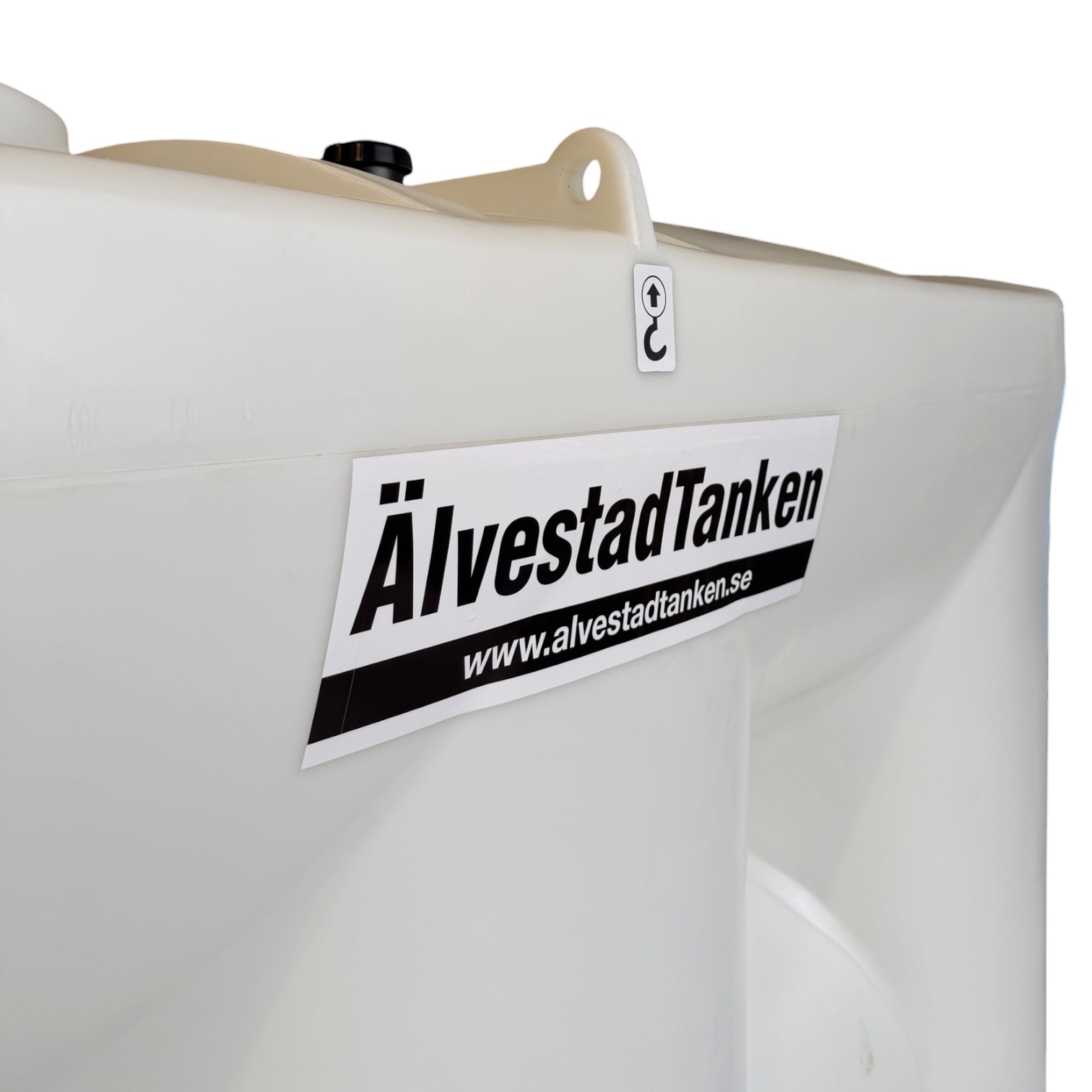 Närbild på en Vattentank SLIM, livsmedelsgodkänd, 5 000 liter – en vit, rektangulär plasttank med en ÄlvestadTanken-dekal och en liten kranhakesymbol ovanför.