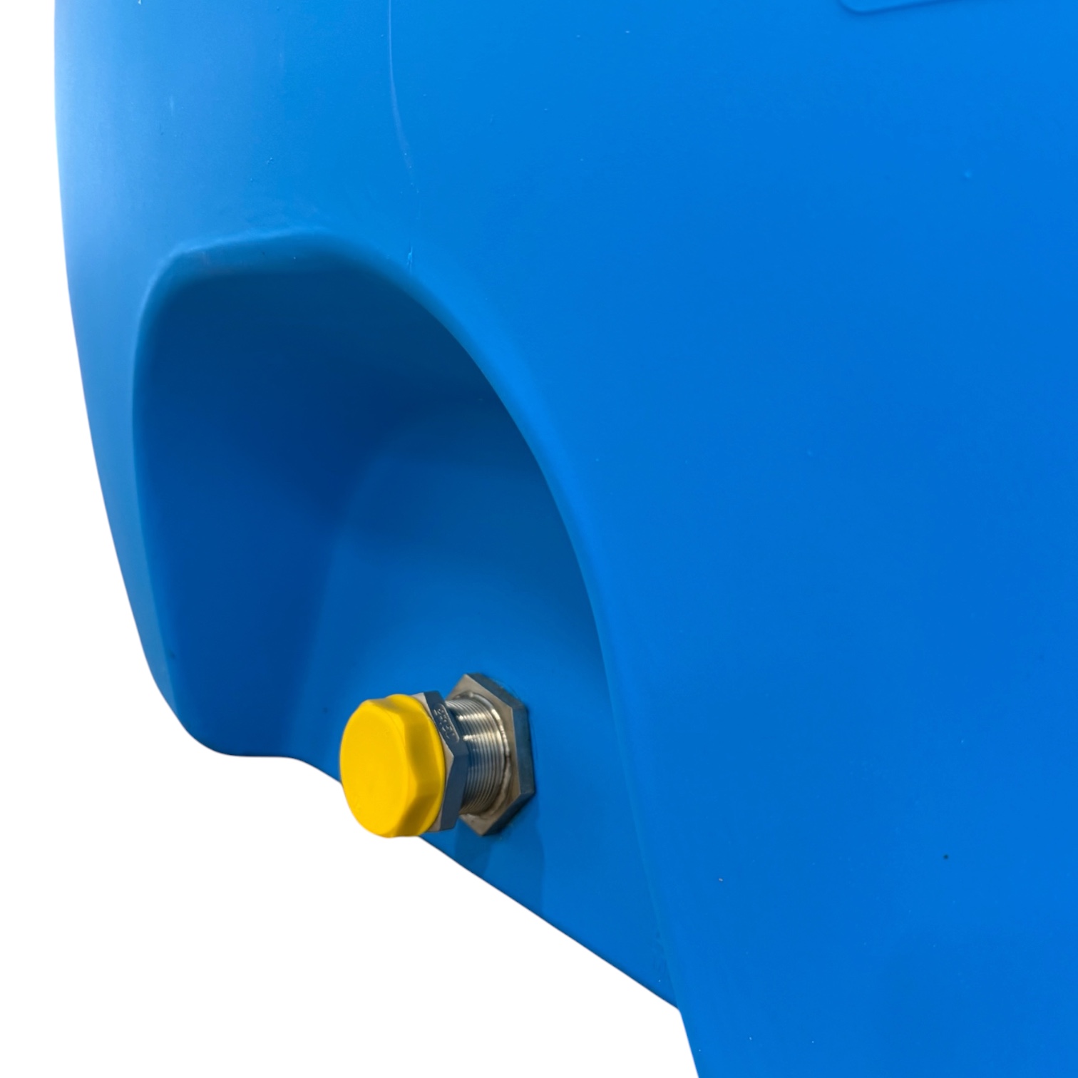 Närbild på Aquabank TankMaster, livsmedelsgodkänd, 6000 liter, som visar en blå plastbehållare med ett gult gängat lock som täcker ett utloppsrör av metall.