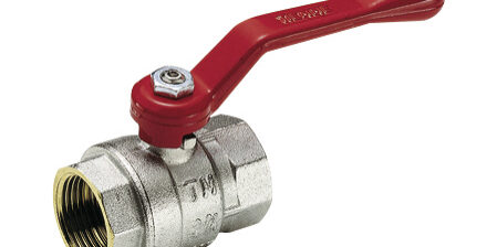 Kulventil mässing 1/2" - 4" metallkulventil med rött spakhandtag, används för att reglera flödet av vätskor eller gaser och har gängade ändar för enkel röranslutning.