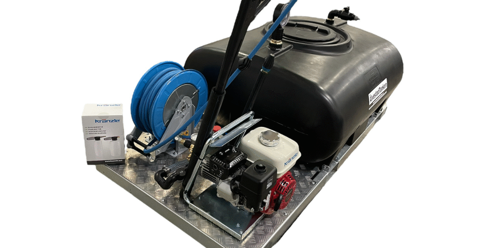 Ett portabelt bränsleöverföringssystem, inklusive tank, slangvinda, pump, motor och kontrollmunstycke, är monterat på en Vattenplattform 500L med högtryckstvätt med ÄlvestadTankens logotyp synlig längst ner.