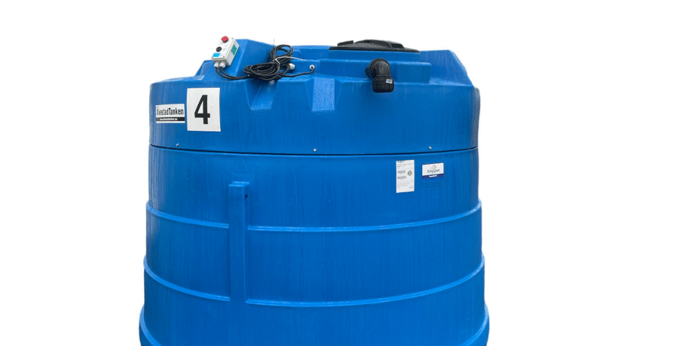 En stor, rund, blå Nödvattentank isolerad 3500 Liter industriell lagringstank med kontrollutrustning på toppen och en märkt skylt 4 på sidan. Längst ner till höger syns ÄlvestadTankens logotyp och slogan.