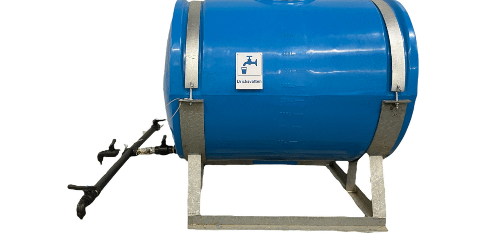 En stor blå ÄlvestadTanken Nödvattentank 500 Liter, märkt Dricksvatten, är monterad på en metallram med en dragarm. ÄlvestadTankens logotyp syns i det nedre högra hörnet.